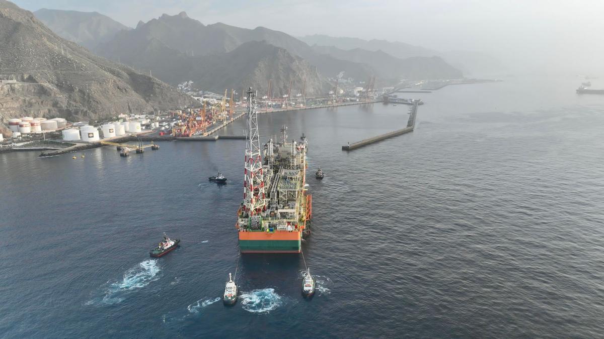 Maniobra de amarre este domingo del buque gigante GTA FPSO en el Puerto de Santa Cruz de Tenerife.