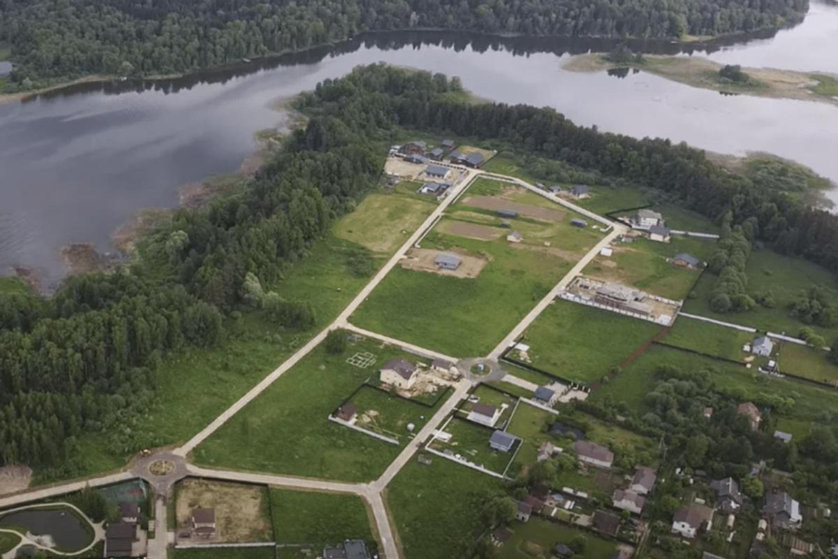 Imagen aérea de la aldea para familias tradicionales de EEUU en los alrededores de Moscú,