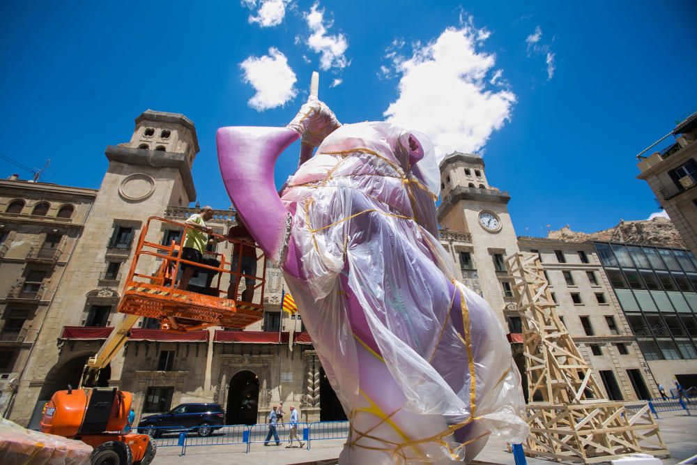 Piezas de la Hoguera Oficial en la plaza del Ayuntamiento