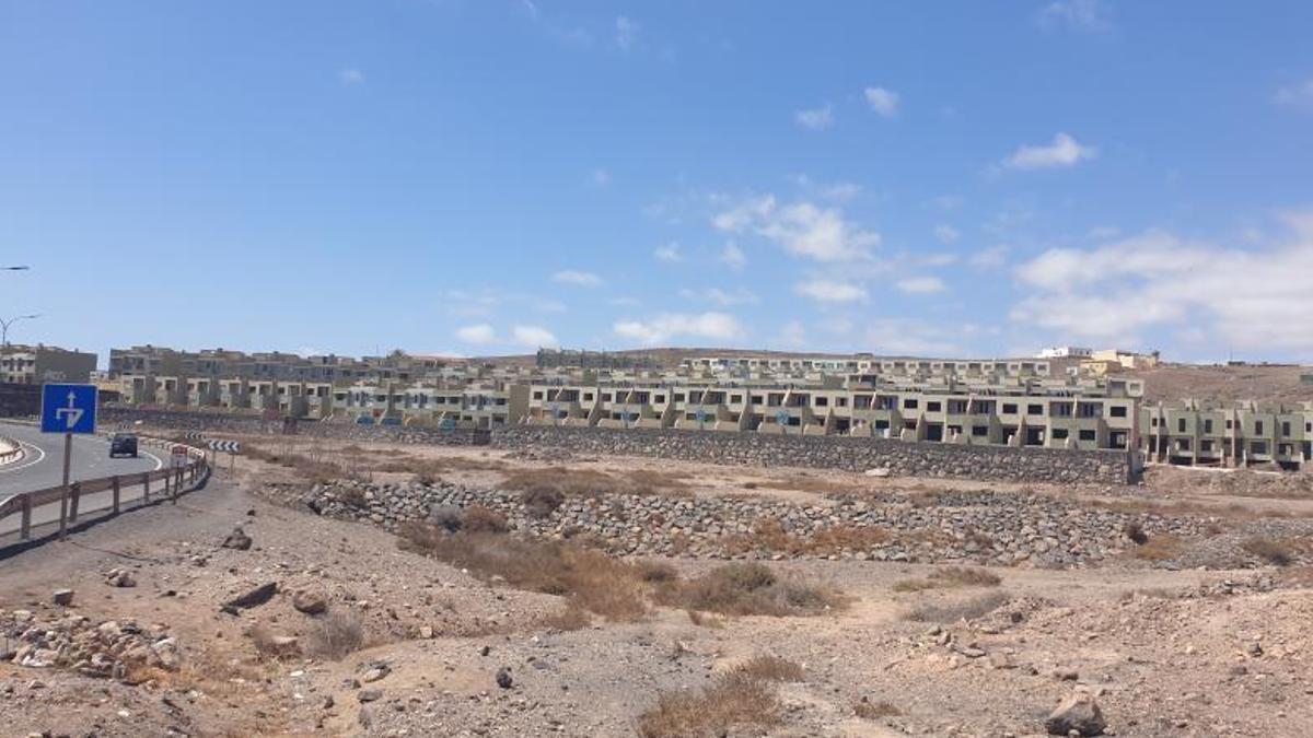 Imagen de una promoción de viviendas inacabadas en la zona de Playa Blanca con numerosos okupas . | | LP/DLP