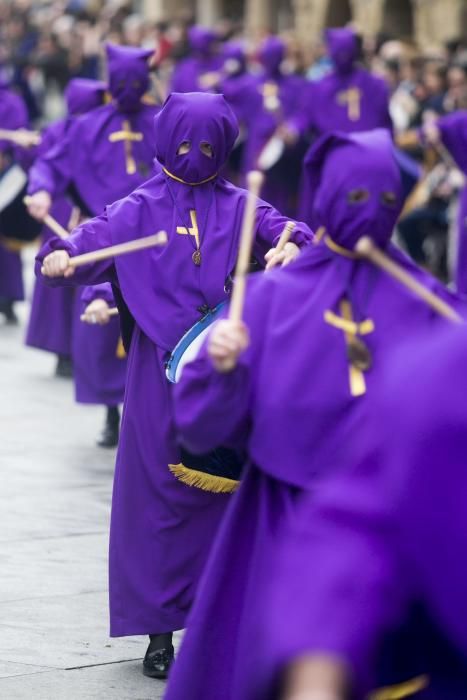 Desenclavo y procesión del Santo Entierro en Avillés