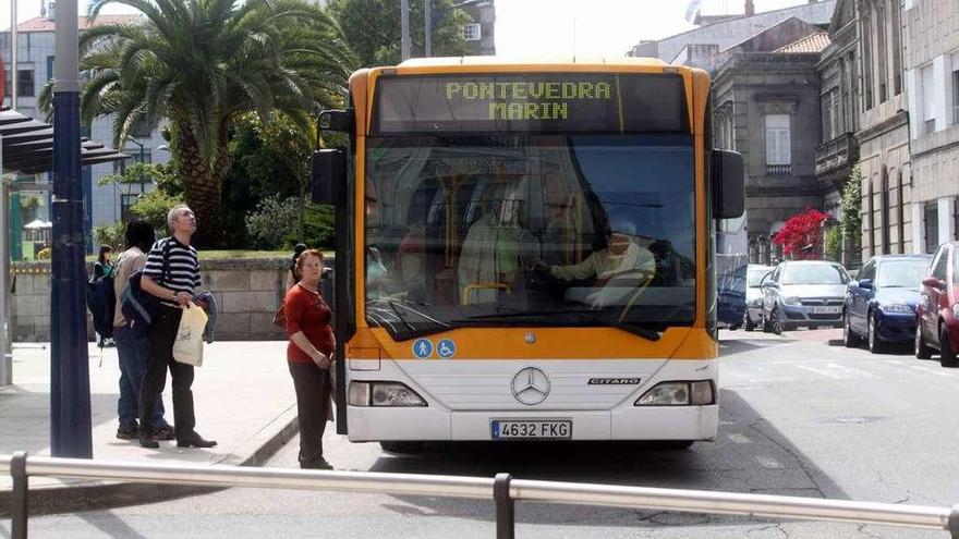 Un autobús en la parada frente al Nuevo Templo.  // Santos Álvarez