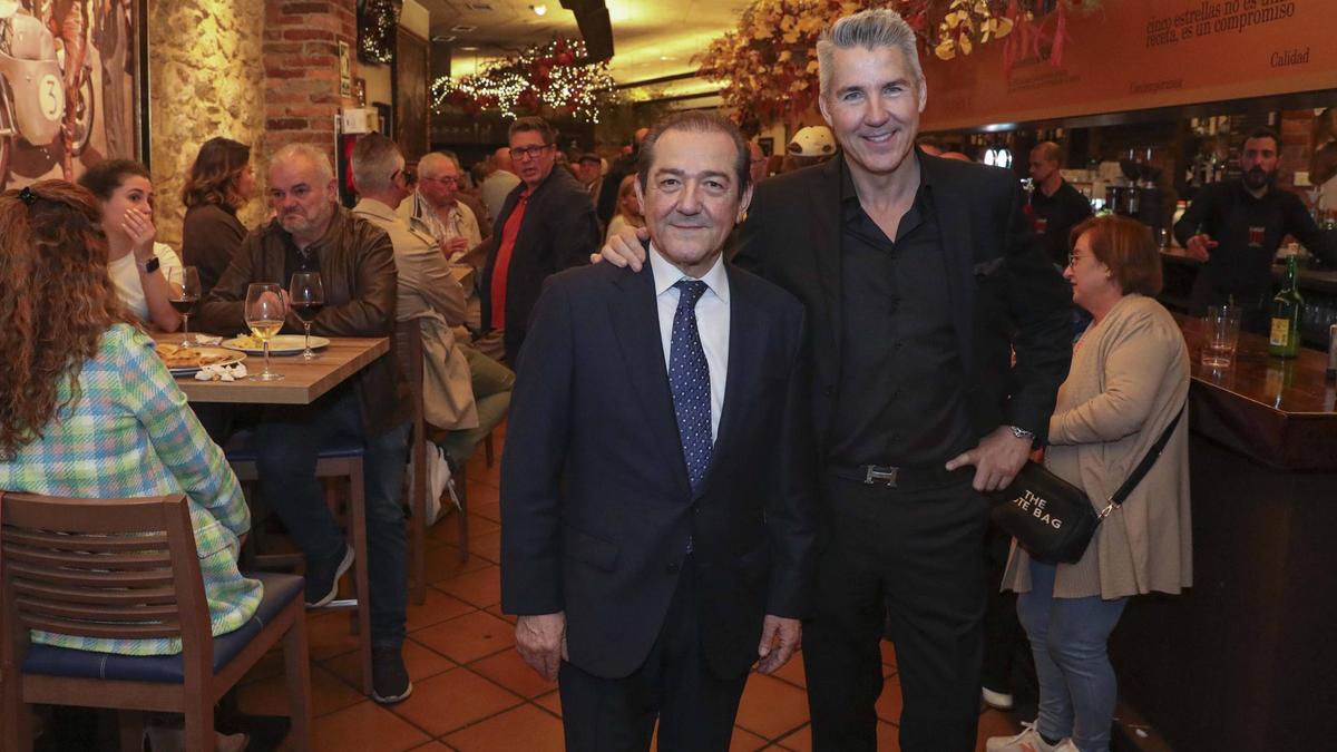 Carlos y Javier Suárez, nuevos responsables del negocio en la noche de este miércoles, en el Llagar Titi