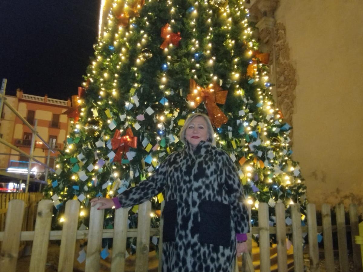 La recién nombrada alcaldesa de Vinaròs, Maria Dolores Miralles, frente al árbol de Navidad de la ciudad.