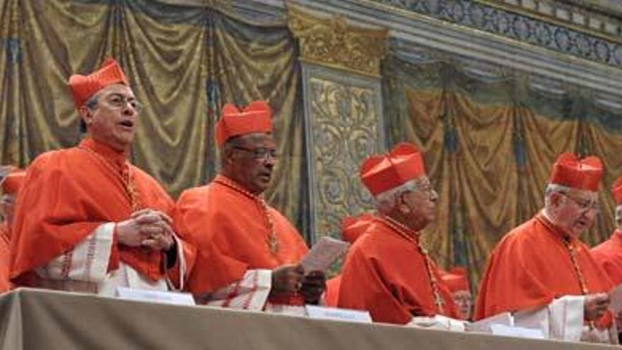 Los cardenales, en la Capilla Sixtina