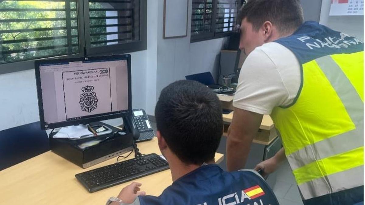Agentes de la Policía Nacional en Palma investigaron la ciberestafa que sufrió el hotel.