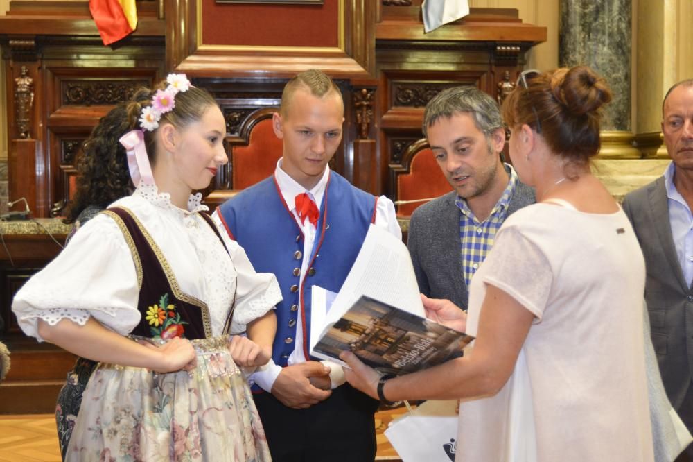 El alcalde recibe en María Pita a representantes de las agrupaciones que participan en el Festival Internacional de Folclore Cidade da Coruña.