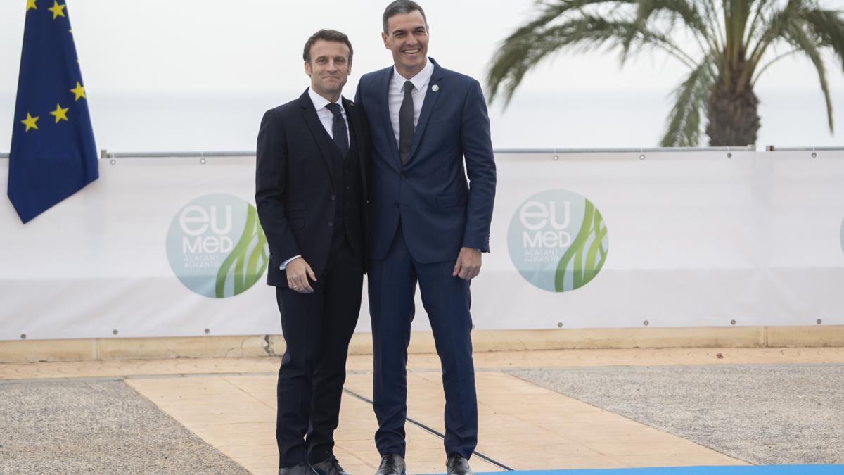 Los presidentes Emmanuel Macron y Pedro Sánchez.