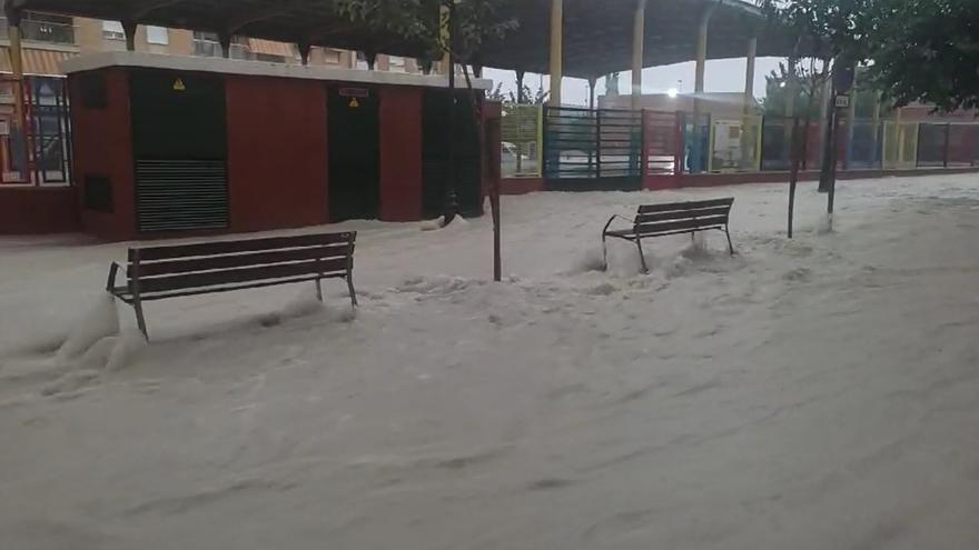 Calles desbordadas en Molina de Segura por las fuertes lluvias