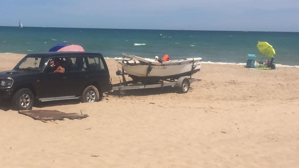 Un policía salva la vida de un pescador en el Saler al hundirse su embarcación por el temporal