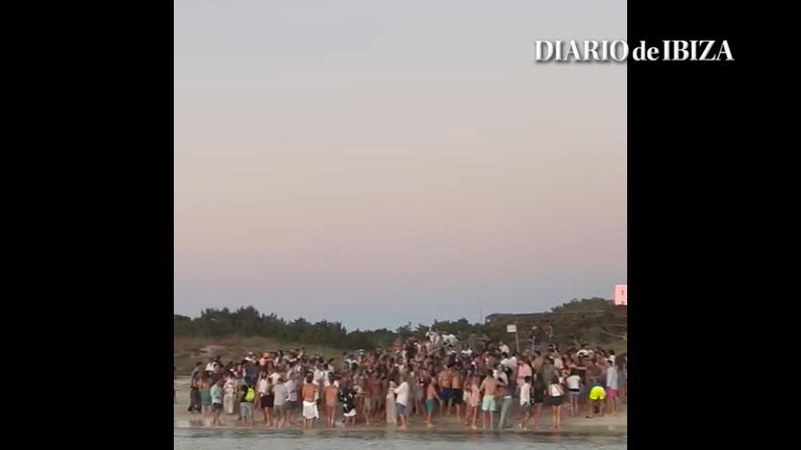 Multitudinaria fiesta en una playa de Formentera