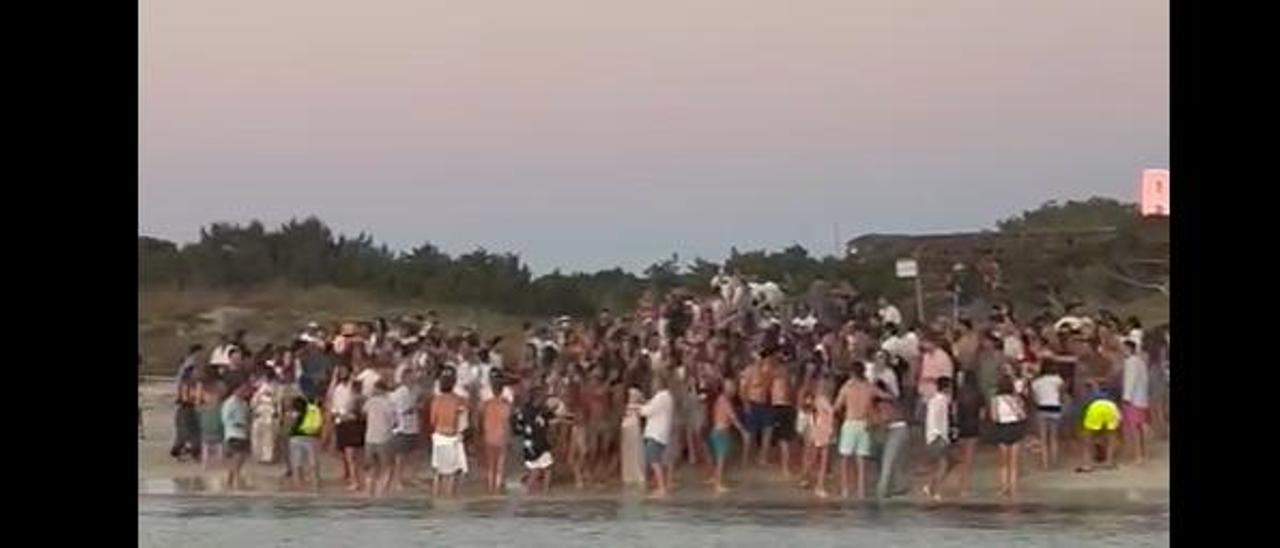 Multitudinaria fiesta en una playa de Formentera