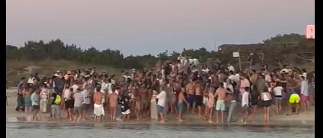 Multitudinaria fiesta en una playa de Formentera