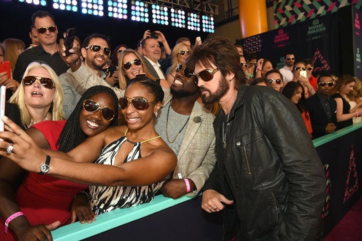 Billy Ray Cyrus se hace fotos con sus fans en la alfombra rosa de los CMT Music Awards 2016.