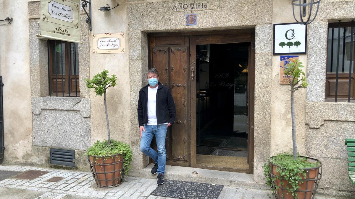 En Los Postigos. Manuel Bustos, a las puertas de su casa rural de Baños de Montemayor.