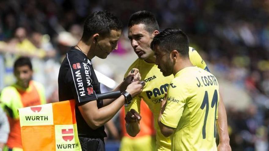 Bruno Soriano y Jaume Costa protestan al árbitro asistente el penalti señalado a favor del Eibar.