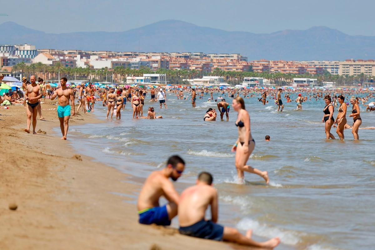 La playa de la Malva-rosa llena de bañistas