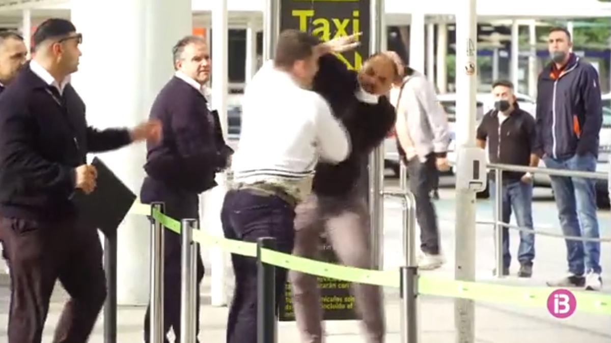 Pelea en el aeropuerto de Palma entre taxistas y conductores de minibús