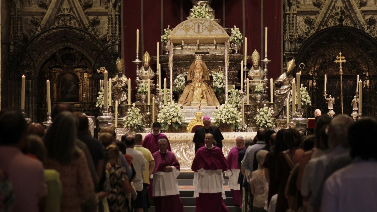 La Virgen de los Reyes en el altar durante la novena en su honor