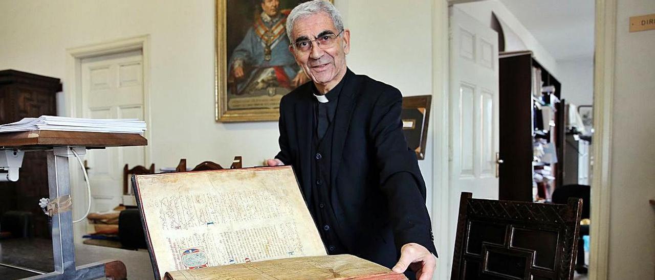 Avelino Bouzón, en el archivo catedralicio de Tui.