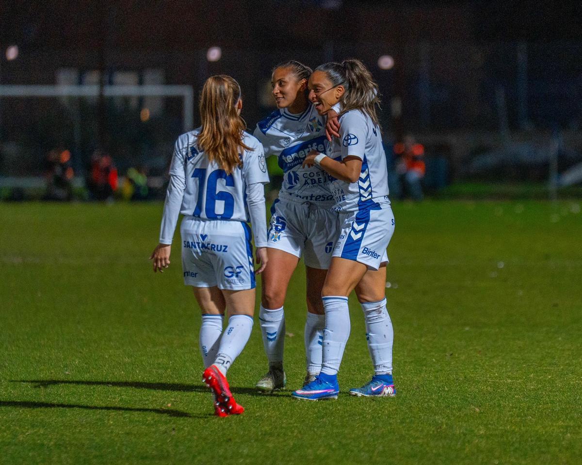 Las jugadoras del Costa Adeje Tenerife celebran el tanto que vale el pase a semifinales de Copa de la Reina.