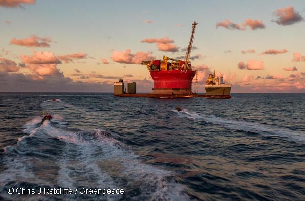 Activistas de Greenpeace se suben a una plataforma petrolífera al norte de Canarias para que deje de perforar