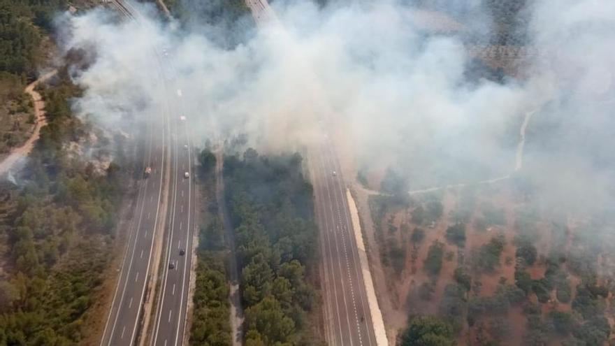 Labores de extinción del incendio en Santa Magdalena de Pulpis