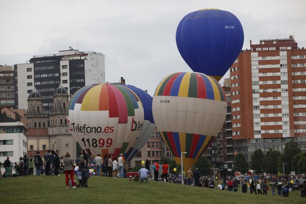 Salida de la regata de globos aerostáticos desde el "solarón", en Gijón.