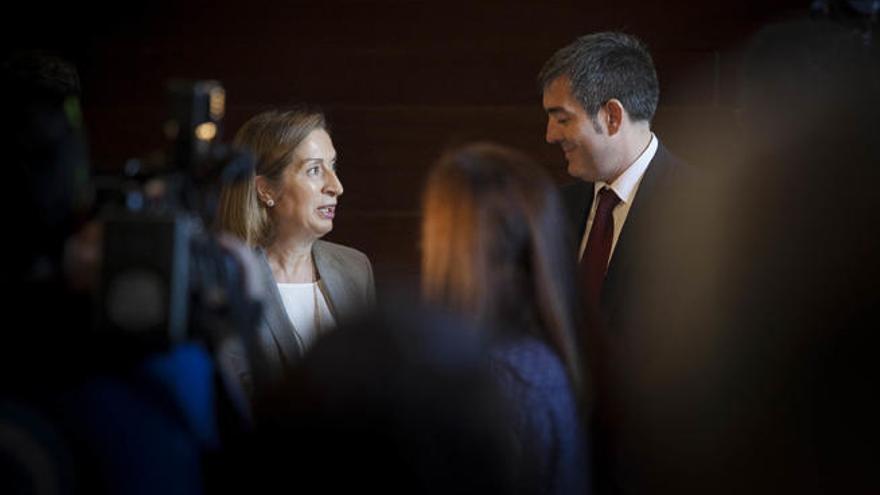 La ministra de Fomento, Ana Pastor, conversa con el presidente canario, Fernando Clavijo, ayer en la sede de Presidencia de Santa Cruz de Tenerife.