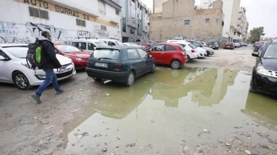 Quejas por el agua estancada en el entorno de la estación de Renfe