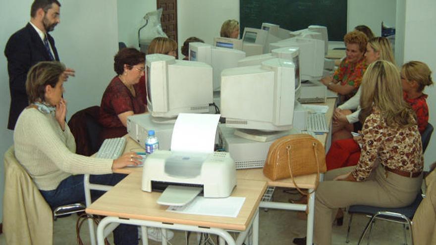 Clase de informática en las instalaciones de uno de los edificios de la Academia Cesoga.  // FdV