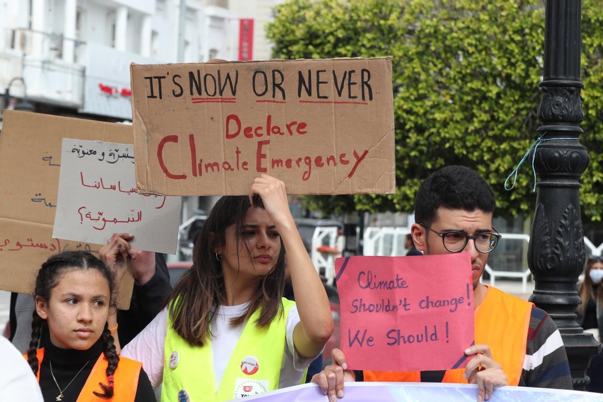 Activistas por el medio ambiente participan en una marcha contra el cambio climático en Túnez.