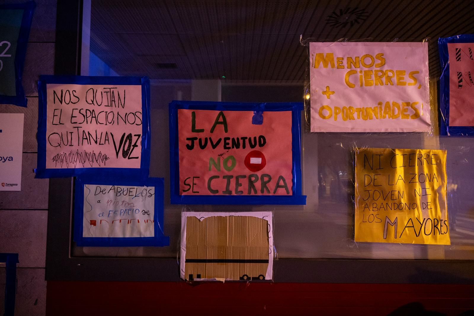 Protesta contra el cierre de las Zonas Jóvenes en Zaragoza