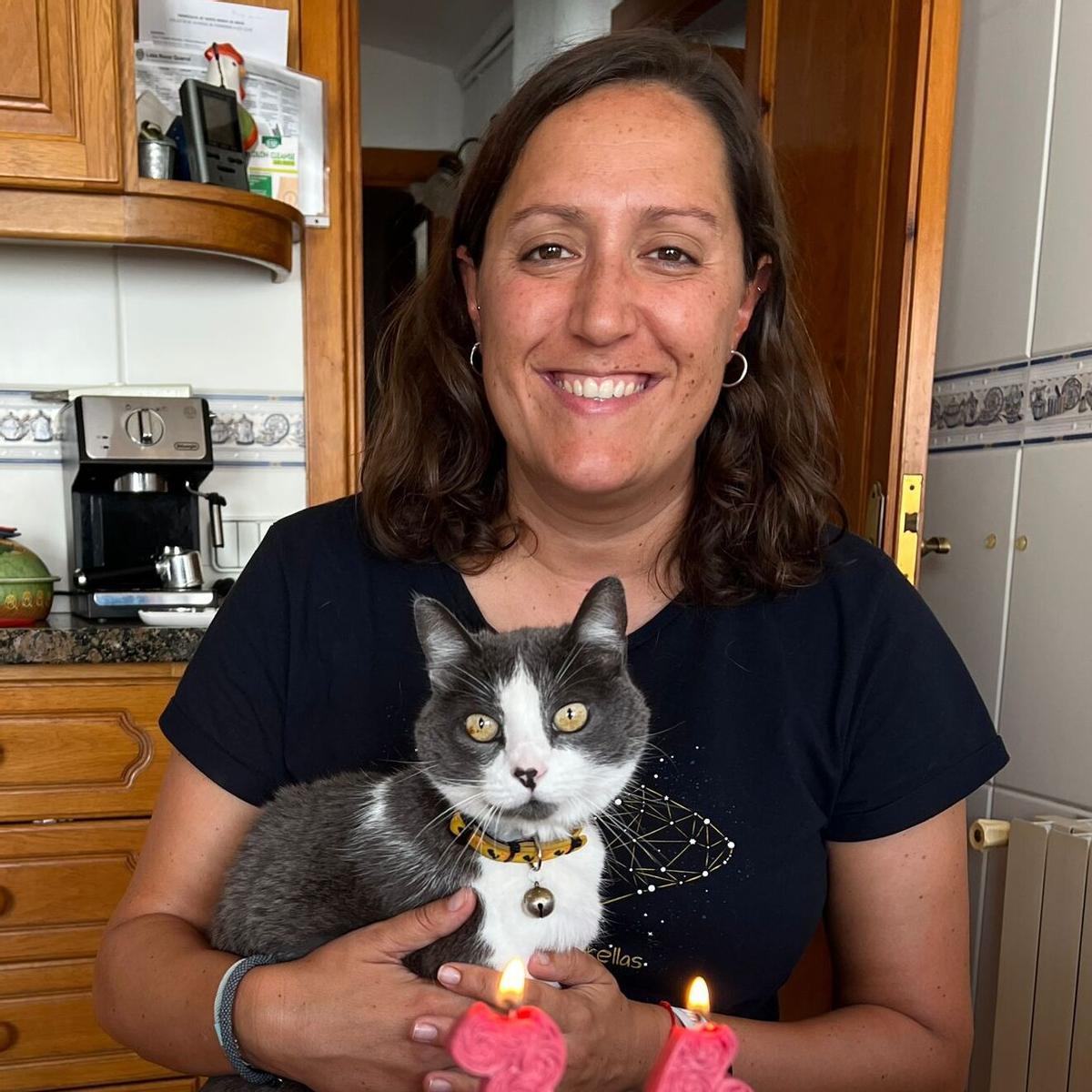 Núria Arisa amb una de les seves gates, la Pica