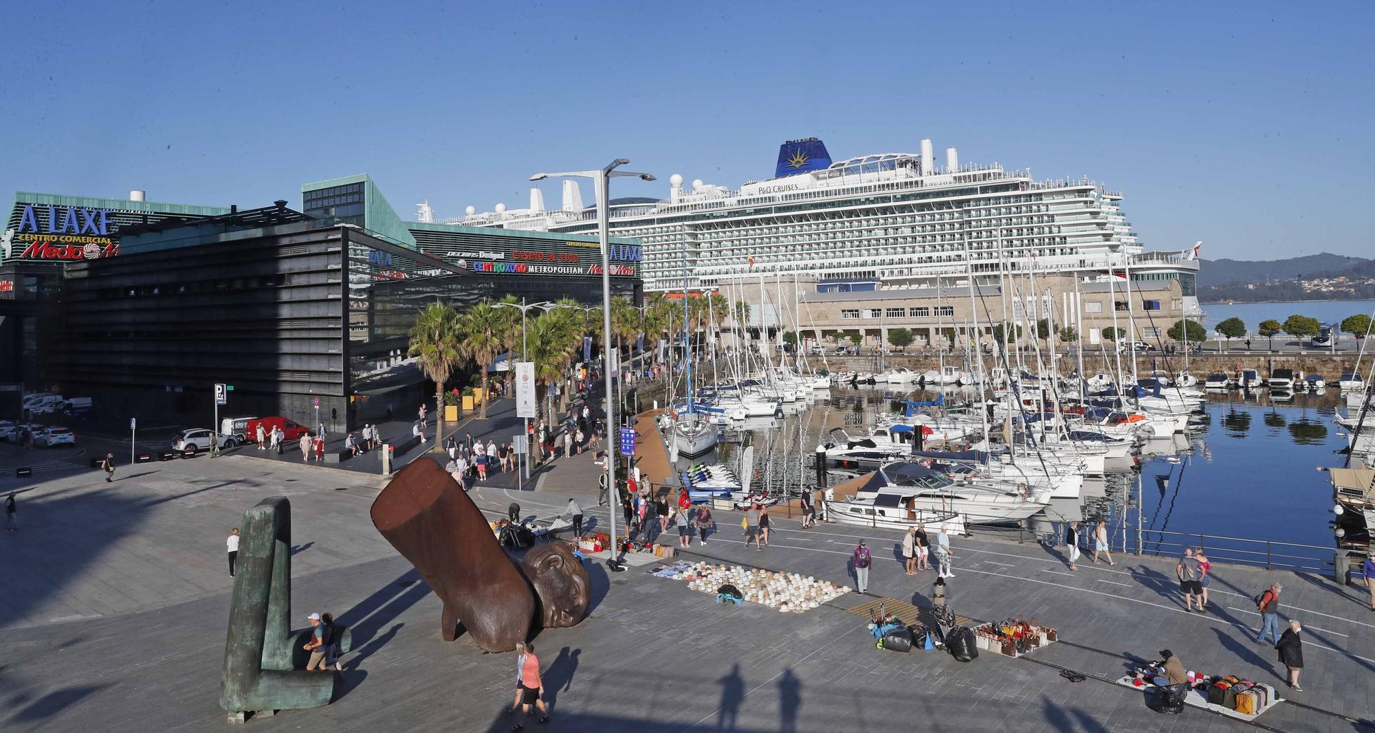 Miles de cruceristas desembarcan en Vigo