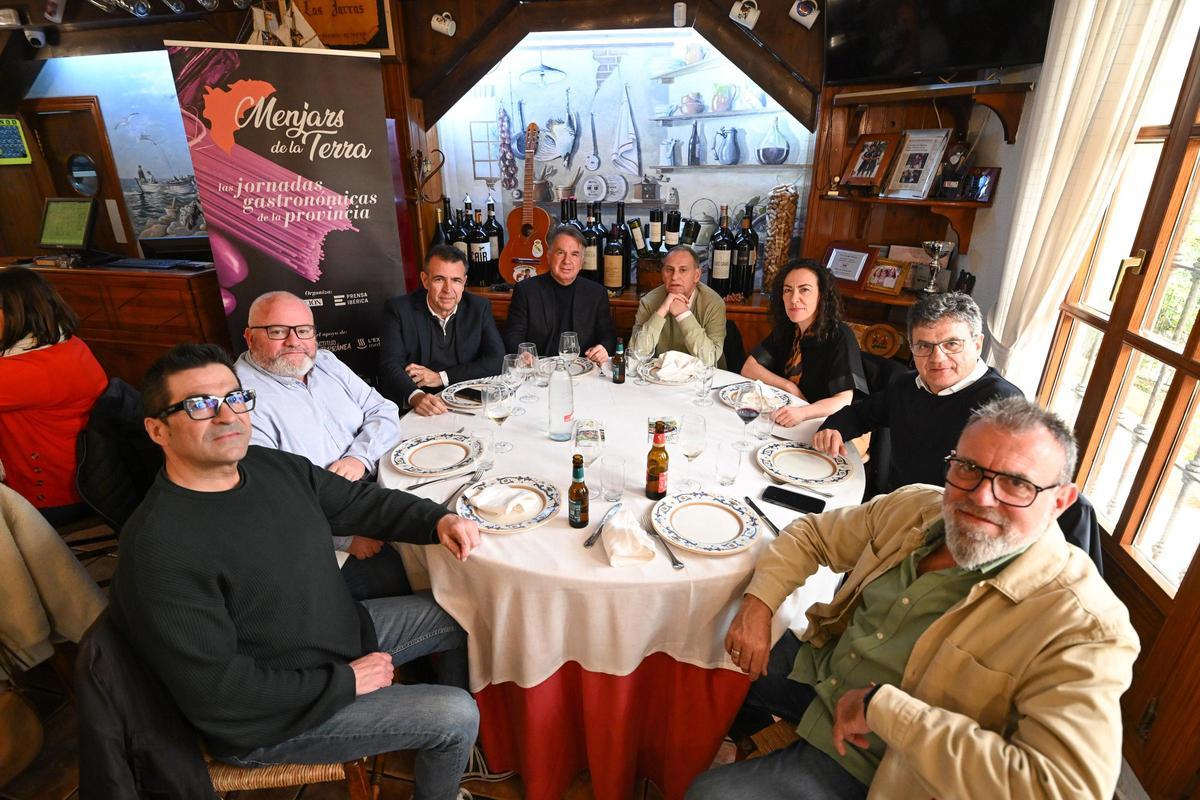 Ramón S. Martos, jefe de prensa del Ayuntamiento de Torrevieja; David Pamies, redactor de INFORMACIÓN; Toni Pérez, crítico gastronómico: Enrique Riquelme, empresario de Empresas del Sol; Juan Ramón Gil,  director general de Contenidos de Prensa Ibérica en la Comunidad Valenciana, Murcia y Andalucía; Rosario Martínez, vicealcaldesa de Torrevieja; Toni Cabot, director de INFORMACIÓN y Paco Bernabé, periodista gastronómico.