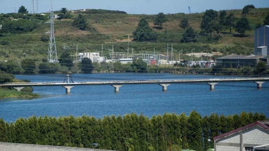 Vista del puente que cruza el embalse de Rexedoiro y que es propiedad de Gas Natural Fenosa.