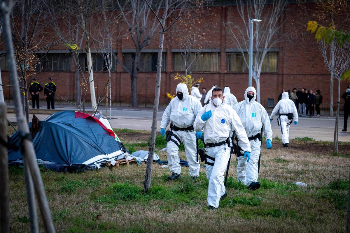 Barcelona desaloja el campamento de la Zona Franca Barcelona desaloja el campamento de la Zona Franca