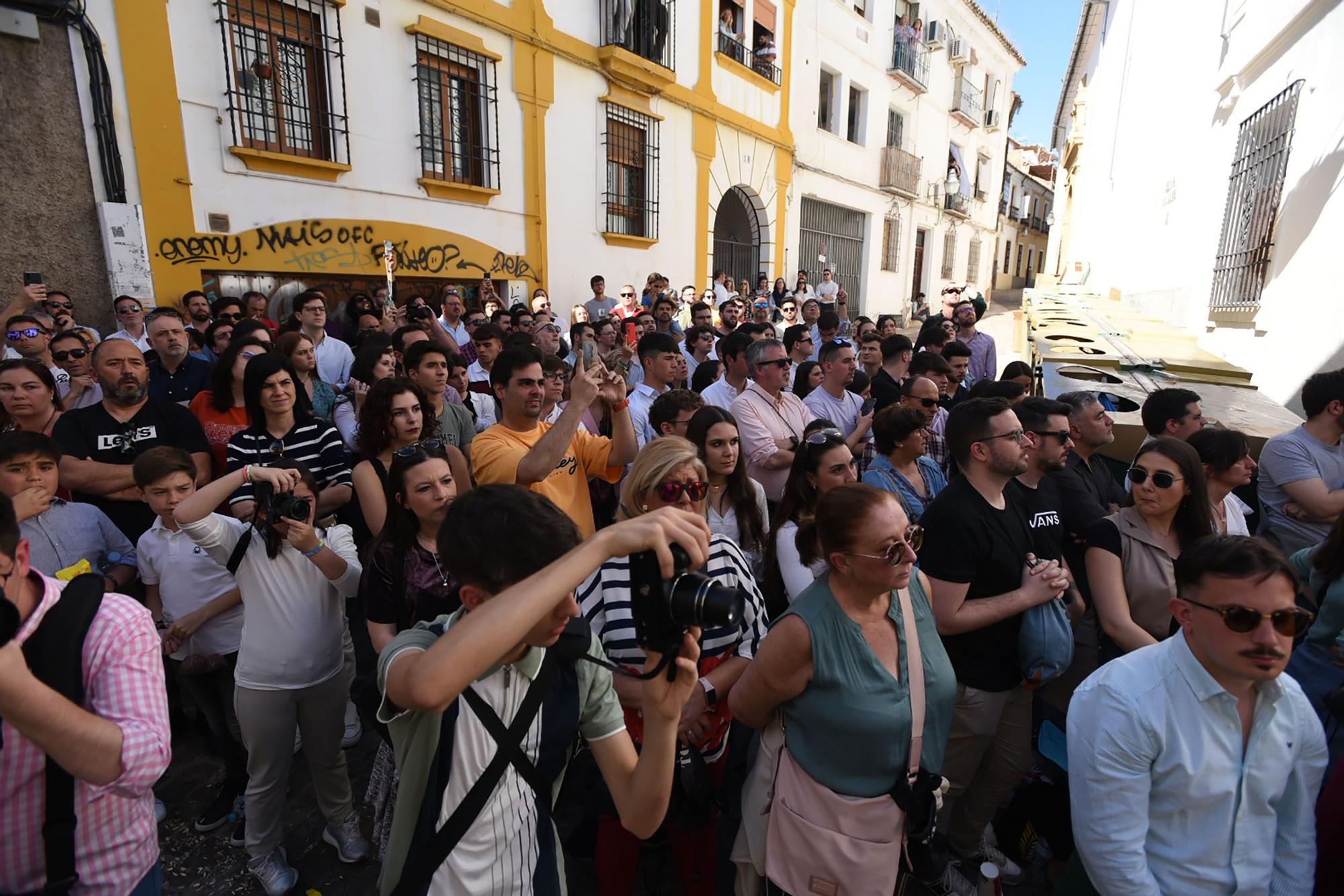 La hermandad del Perdón serpentea camino de la Catedral