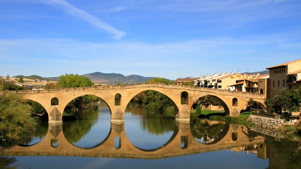 Puente La Reina es el pueblo de Navarra que guarda el puente románico mejor conservado del Camino de Santiago.