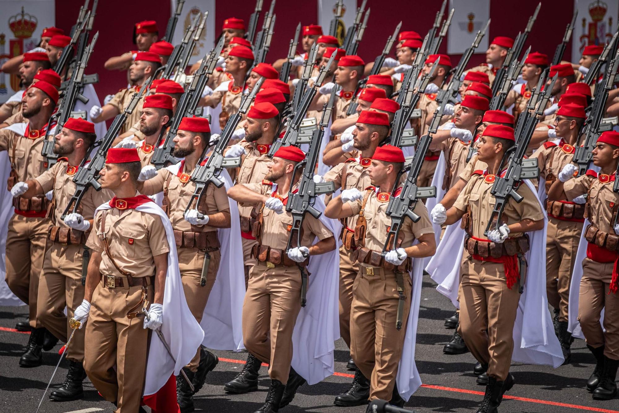 Las mejores imágenes del desfile militar de las Fuerzas Armadas en Tenerife con la presencia de Sus Majestades los Reyes