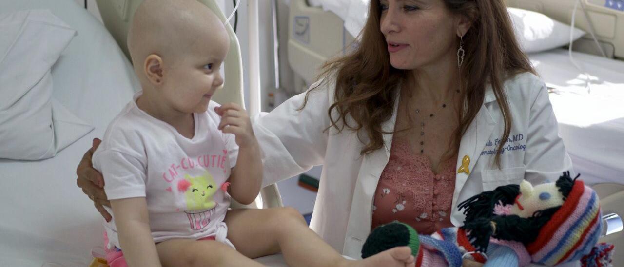 La doctora Roula Farah, presidenta de CHANCE, trata a una paciente de cáncer.