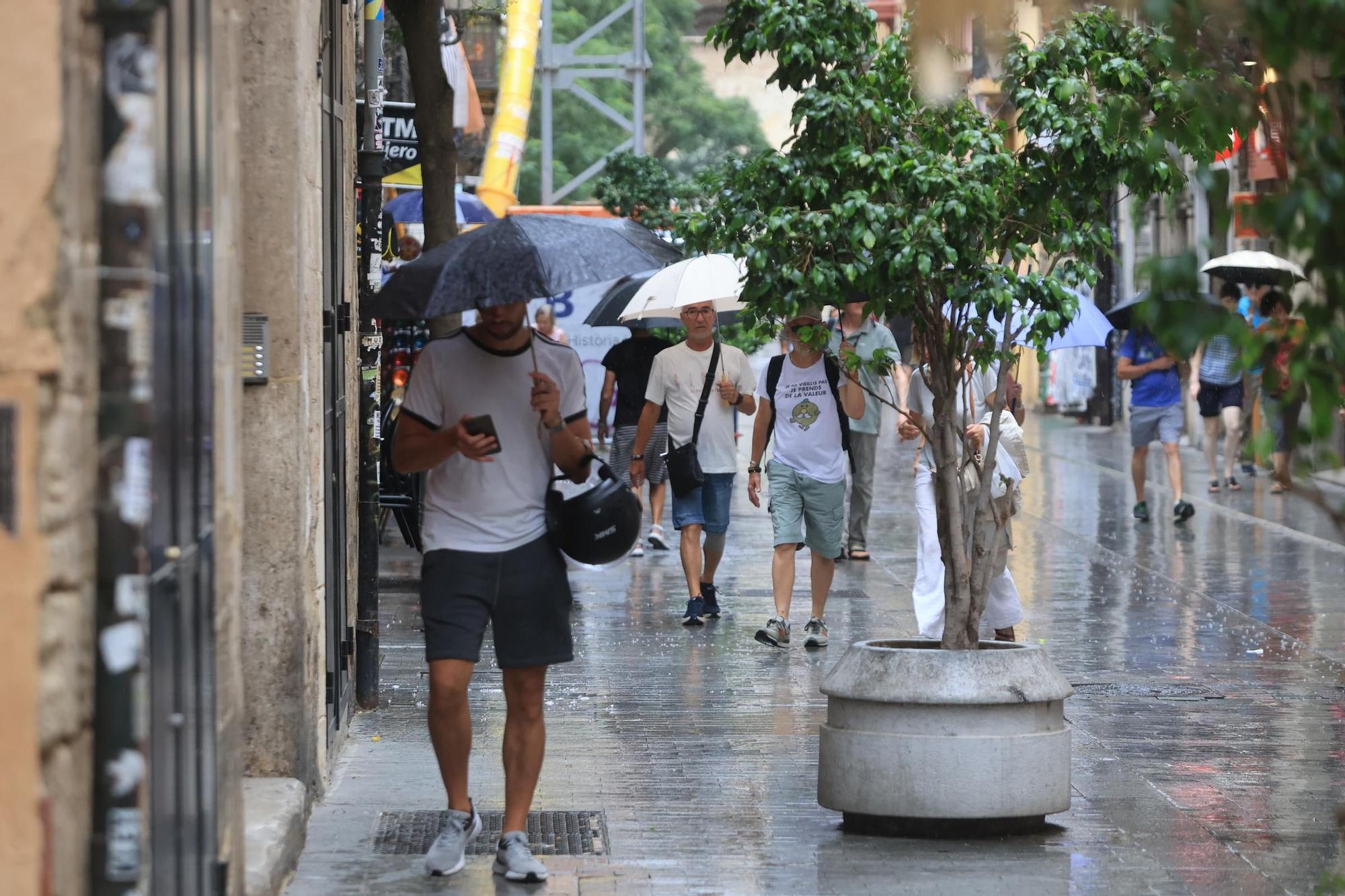 La lluvia cae con fuerza en el centro de València