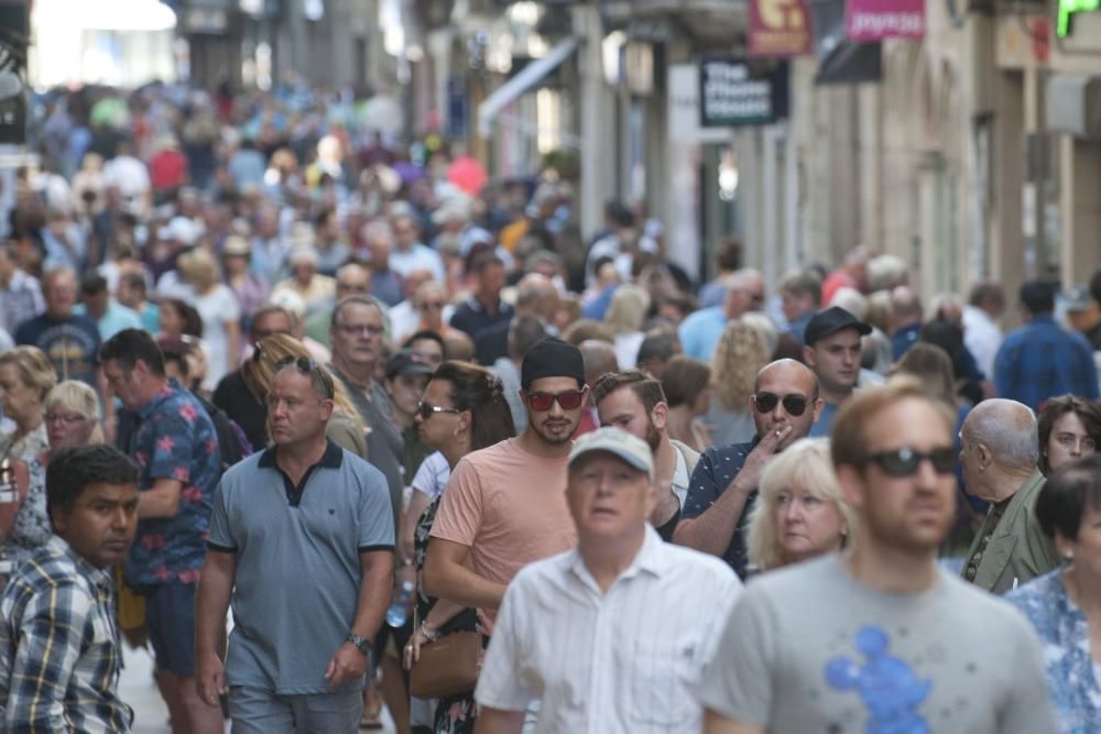 La ciudad registra un nuevo récord de visitantes, entre turistas y tripulación, con el atraque de 'Independence of the Seas', 'Koningsdam' y 'Mein Schiff' en el puerto de A Coruña.