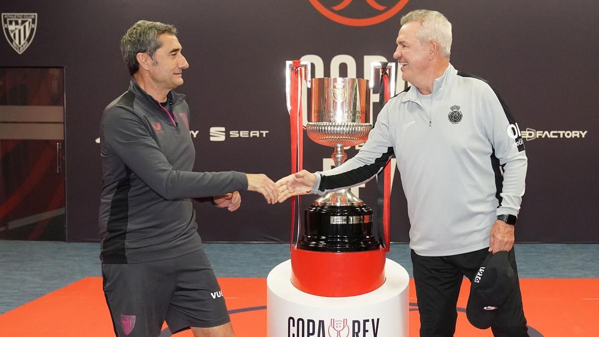 Posado de los entrenadores y capitanes con la Copa del Rey en Sevilla. Ernesto Valverde y Javier Aguirre se fotografiaron en La Cartuja junto al trofeo y se desearon suerte de cara a la final.