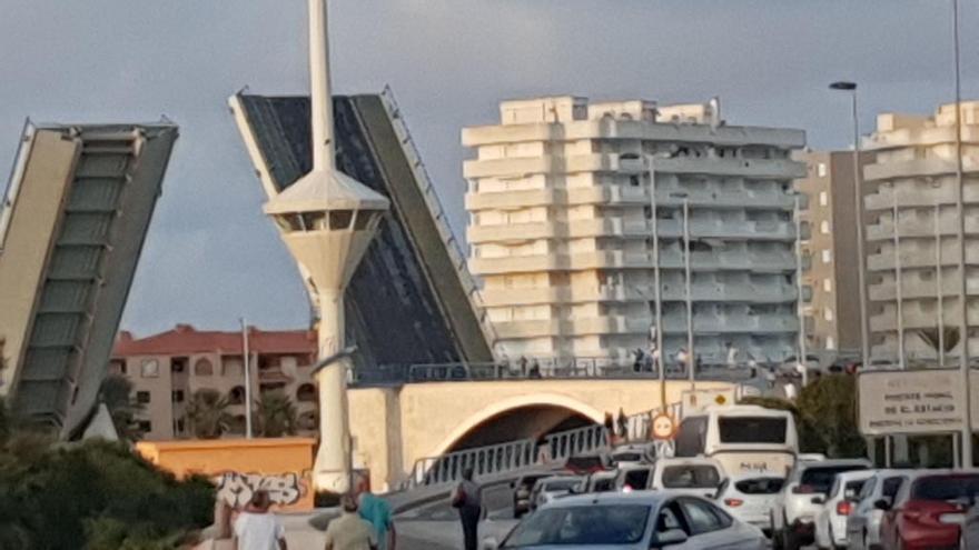 El puente, averiado desde las seis de la tarde