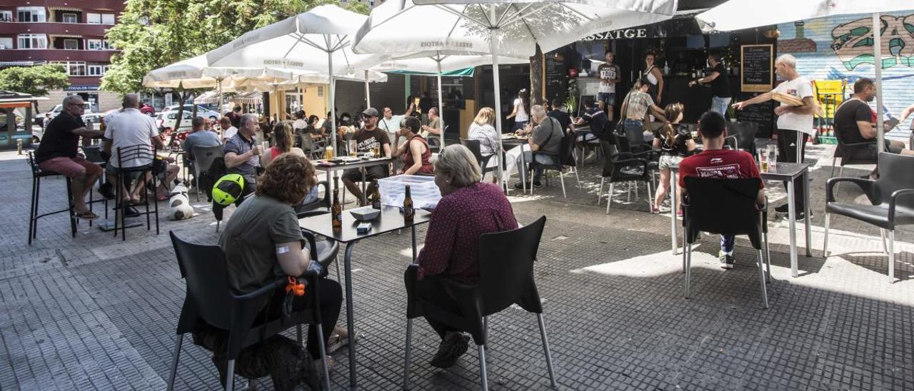 Gente en una terraza de Alicante