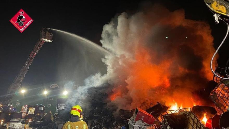 El fuego ha generado importantes llamas debido a los enseres de la planta de reciclaje.