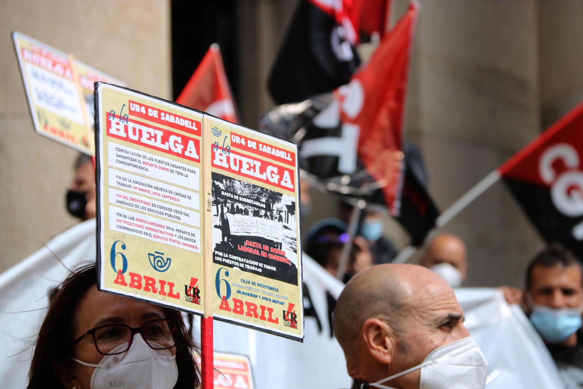 Protesta de los trabajadores de Correos de Sabadell frente a la sede de la empresa en Barcelona, 11 de mayo 2021