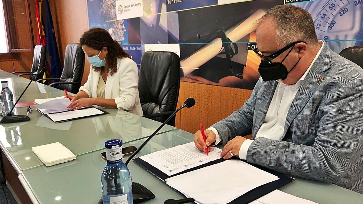 Catalina Cladera y Antoni Mercant suscribieron ayer el acuerdo para crear la oficina. | CÁMARA DE COMERCIO